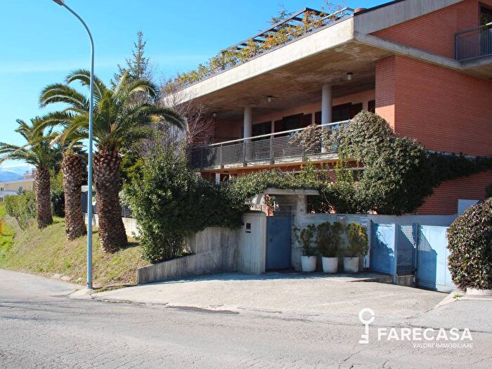 Appartamento quadrilocale in vendita in Via Aldobrando De Paulis Fedele, Centro, Teramo
