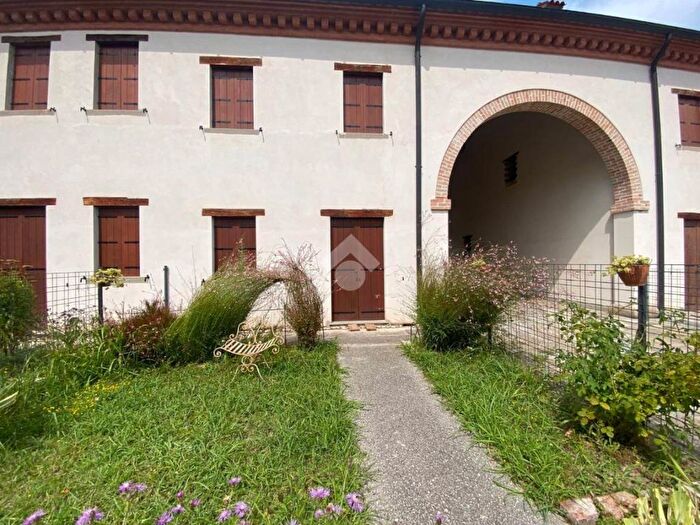 Casa trilocale in vendita in Via G Di Vittorio, Centro, Due Carrare