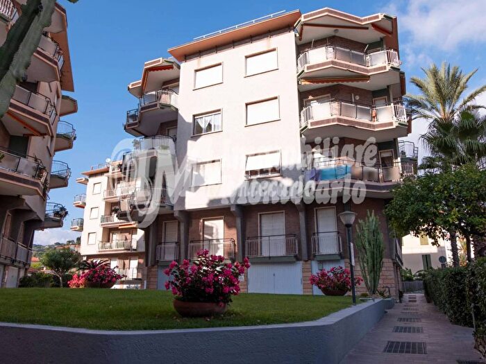 Appartamento trilocale in vendita in Via Regina Margherita, Centro, Bordighera