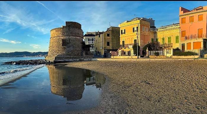 Appartamento trilocale in vendita in Via Giuseppe Garibaldi, Passeggiata Cadorna Porto, Alassio