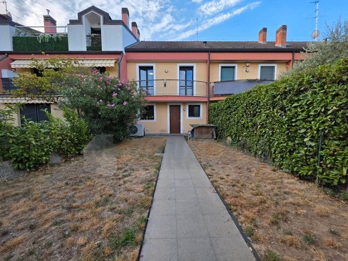 Casa quadrilocale in vendita in Via del Lavoro, Castano Primo