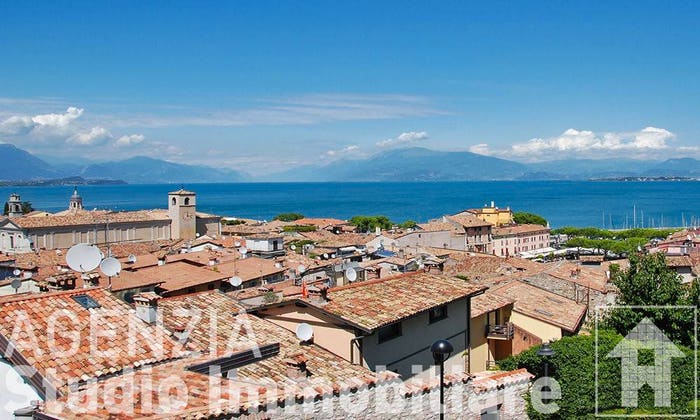 Appartamento quadrilocale in vendita in Via Fosse Castello, Centro Storico, Desenzano del Garda