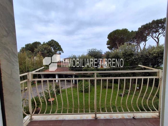 Appartamento trilocale in vendita in Piazza Ronchi, Ronchi Poveromo, Massa