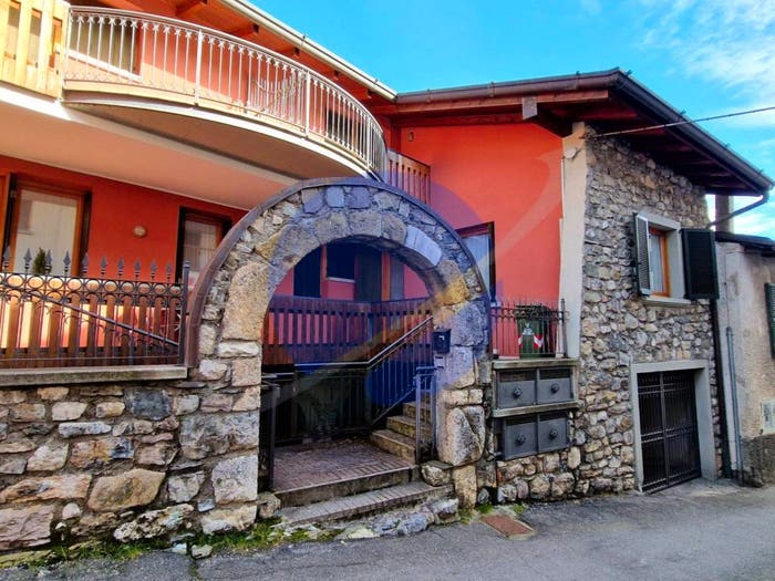 Appartamento trilocale in vendita in Via Aprile, Centro, Borno