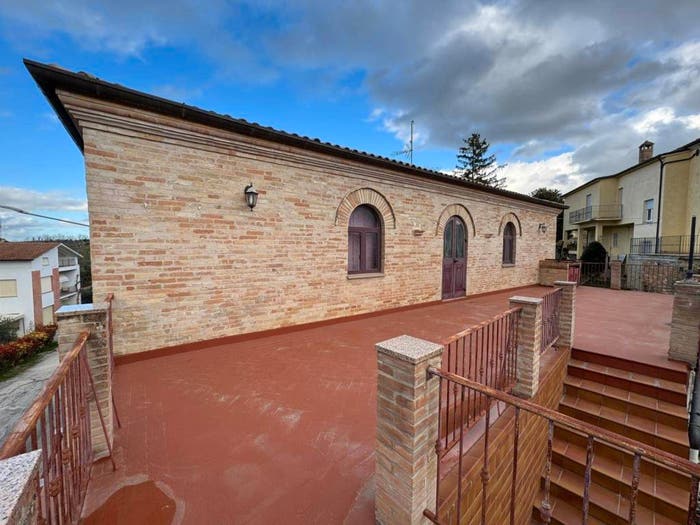 Casa con 6 locali in vendita in Piazza Mario Cifola, Centro, Montottone