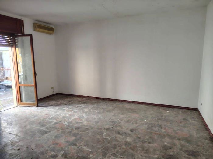Appartamento trilocale in vendita in Via Novembre, Centro, Aprilia