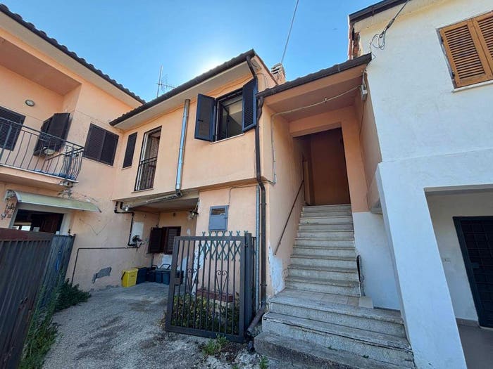 Appartamento con 5 locali in vendita in Via Sant'Antonino Seconda, Centro, Montebuono