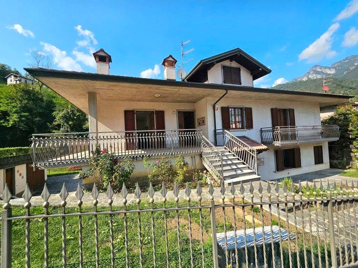 Casa con 6 locali in vendita in Via Villaggio Europa, Brembilla, Val Brembilla