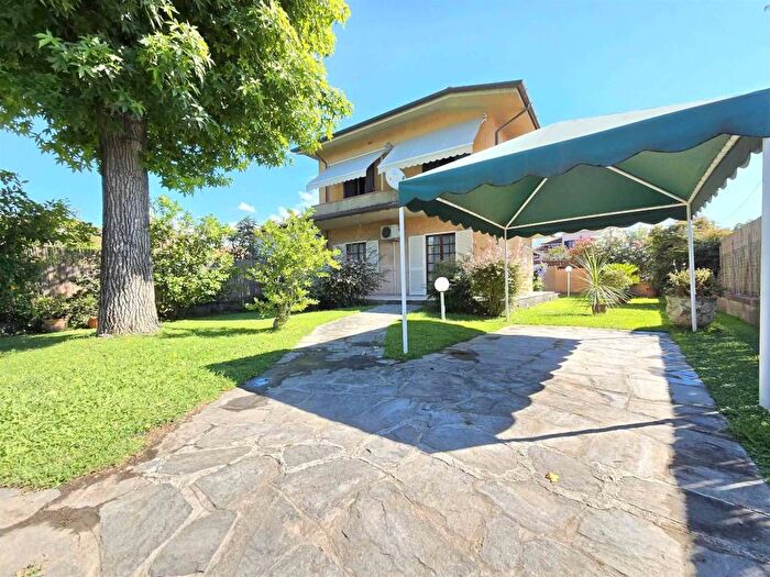 Casa con 6 locali in vendita in Ripa Pozzi Querceta Ponterosso, Seravezza