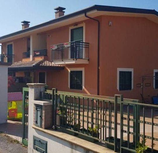Casa con 6 locali in vendita in Traversa Di Via Della Ferrovia, Campagna
