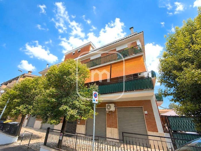 Appartamento con 5 locali in vendita in Via Vallo della Lucania, Borghesiana, Roma