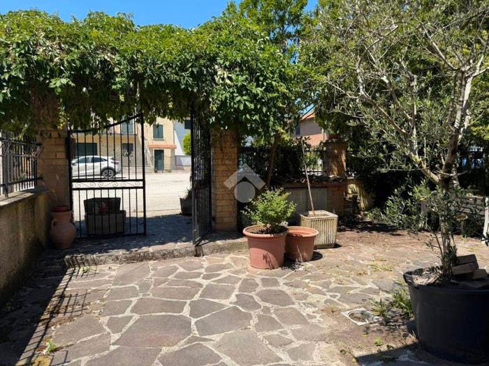 Appartamento bilocale in vendita in Via delle Laudi, Centro, Gubbio
