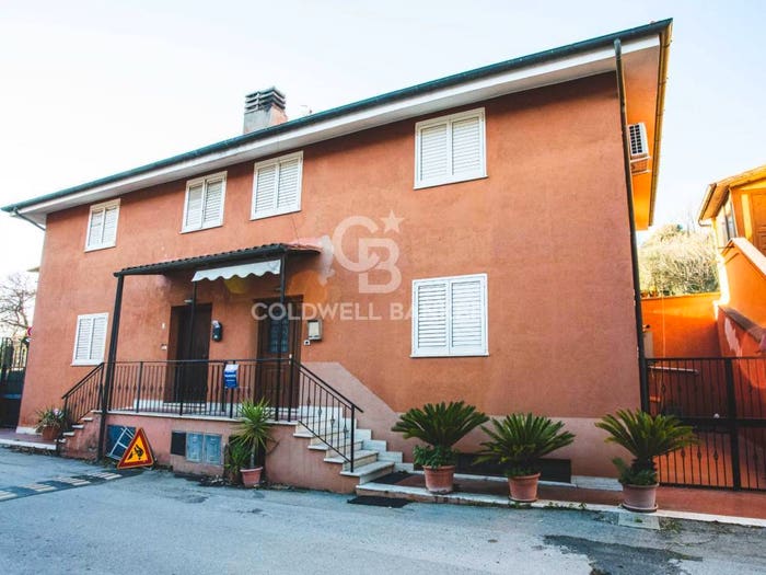 Casa con 6 locali in vendita in Via Cavour, Monte Romano