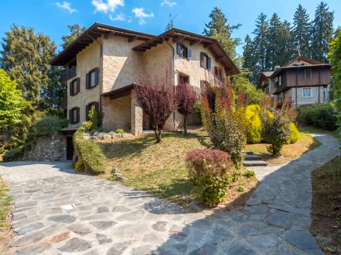 Casa con 6 locali in vendita in via Passeggio, Selvino