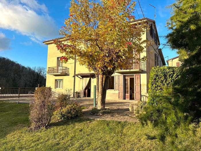 Casa con 6 locali in vendita in Pianello Val Tidone