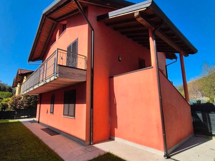 Casa quadrilocale in vendita in Via Della Fontanella, Proserpio