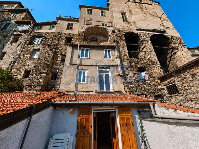 Casa con 5 locali in vendita in VIA SAMBUGHEA, Centro, Triora