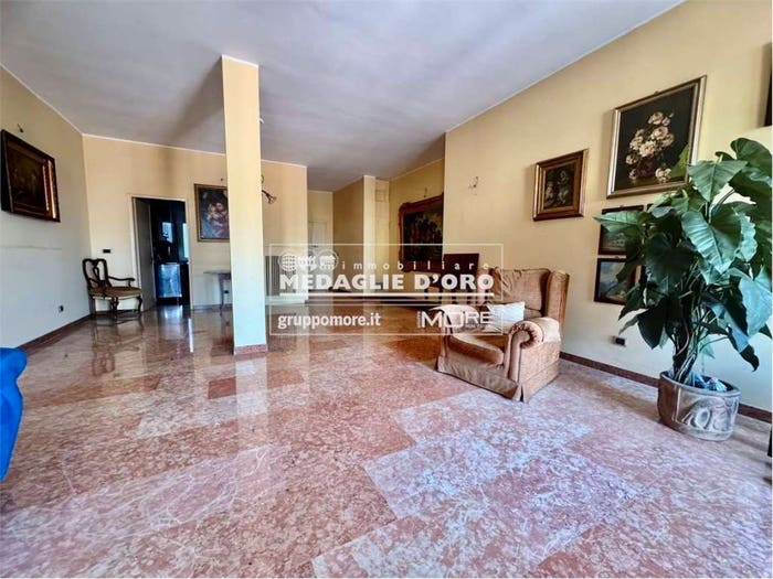 Appartamento con 5 locali in vendita in Via Archirola, Viali, Modena