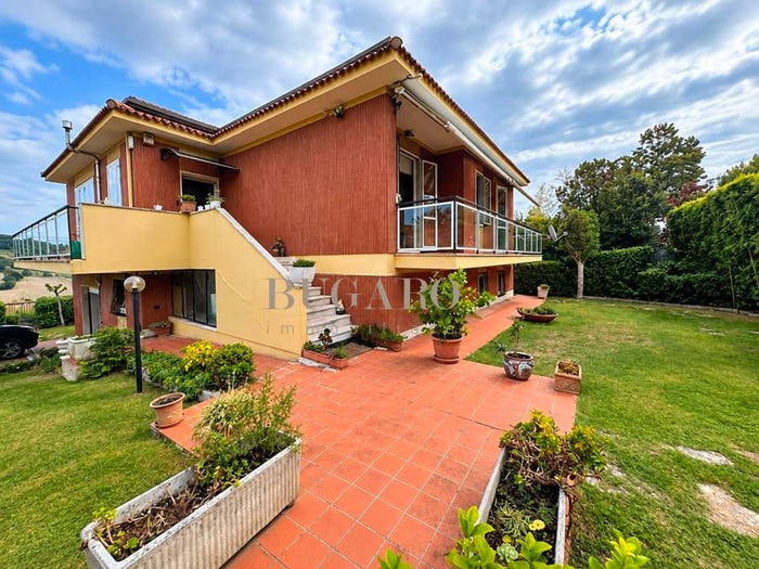 Casa con 6 locali in vendita in Pietralacroce, Ancona