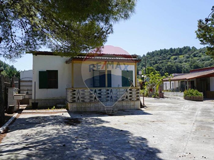 Casa con 6 locali in vendita in Contrada Palude Mezzane, Vieste