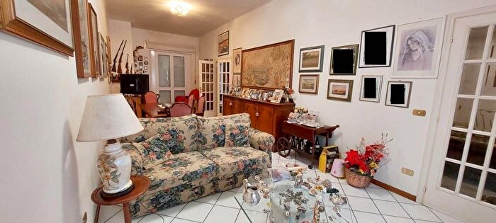 Casa con 7 locali in vendita in V Venezia, Viareggio
