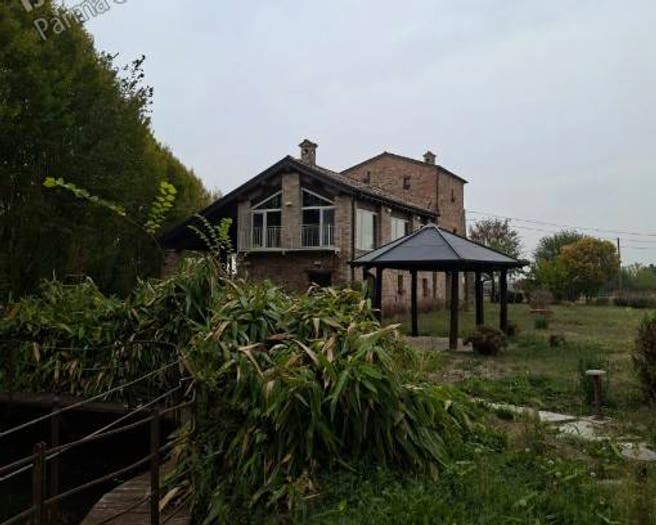 Casa con 6 locali in vendita in Via Muroni, Noceto