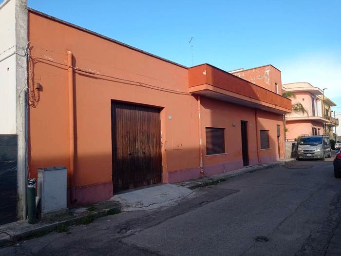 Casa quadrilocale in vendita in Via Crocifisso, Centro, Guagnano