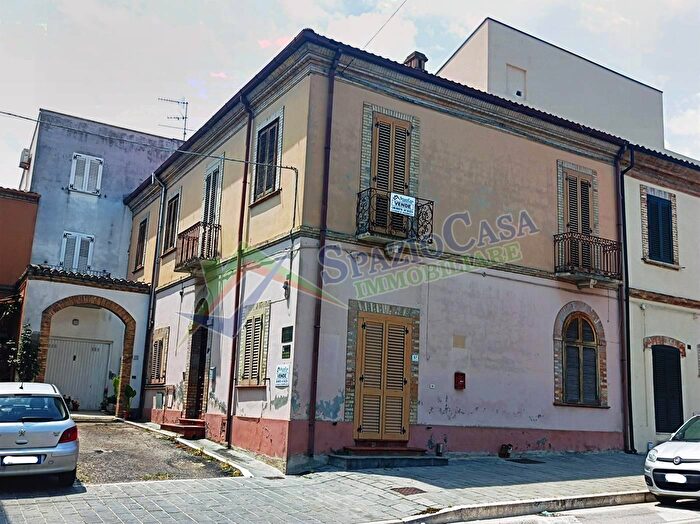 Casa con 7 locali in vendita in Via del Popolo, Giulianova