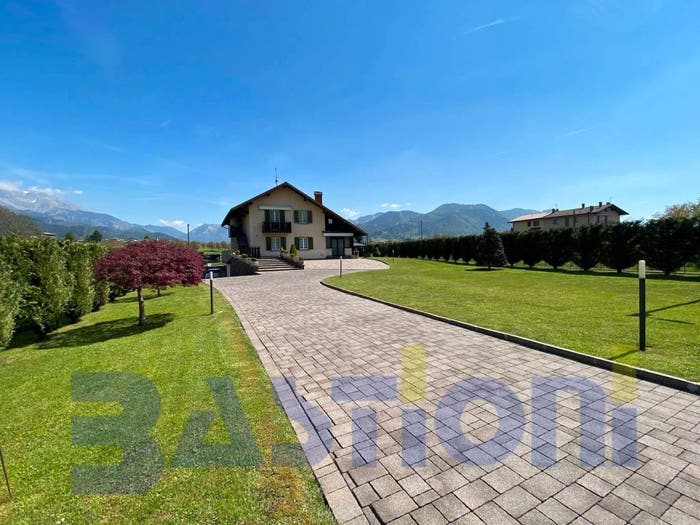 Casa con 6 locali in vendita in Clusone