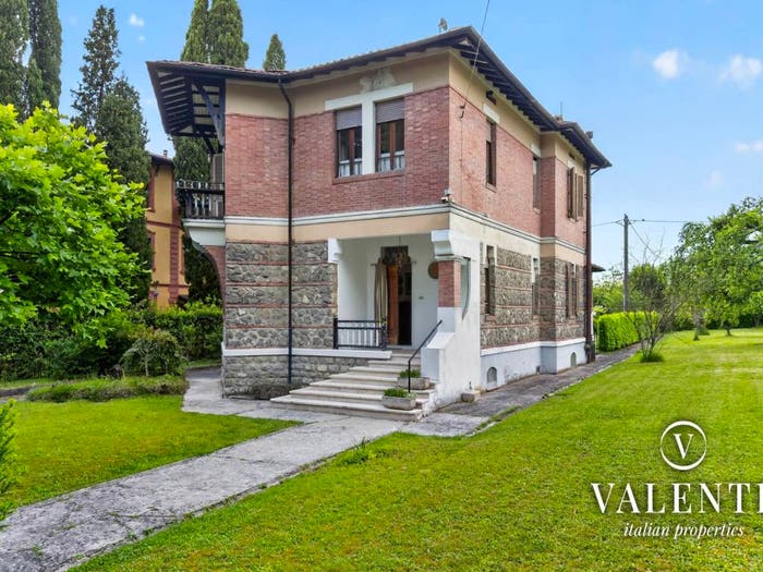 Casa con 6 locali in vendita in Viale Cesare Biondi, Centro, Barga