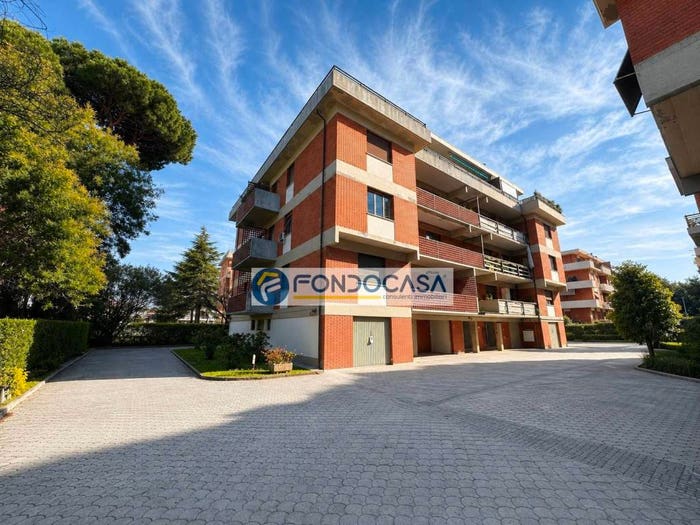 Appartamento trilocale in vendita in Via Pisa, Marina di Massa Centro, Massa