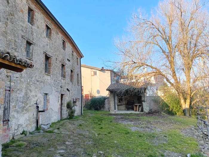 Casa con 6 locali in vendita in Località Bivio Roncaglie, Alta Val Tidone