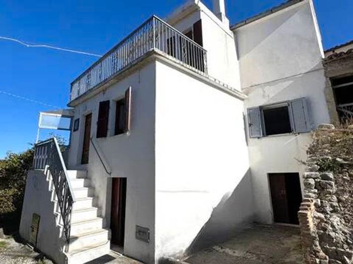 Casa con 6 locali in vendita in Via San Nereo, Campli