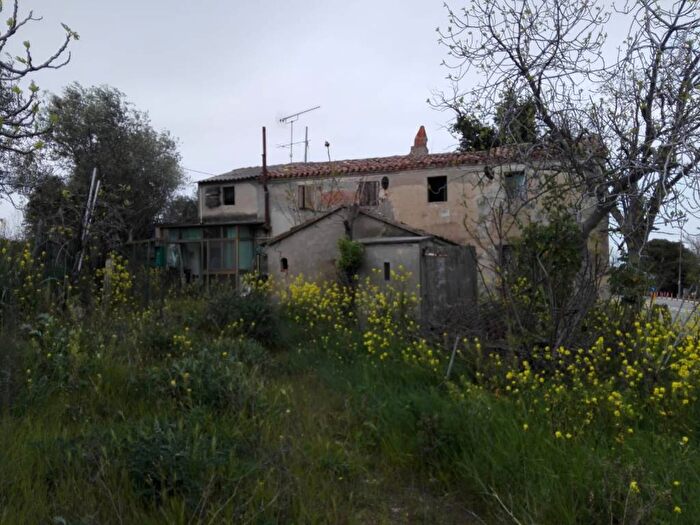 Casa con 6 locali in vendita in Centro, San Costanzo