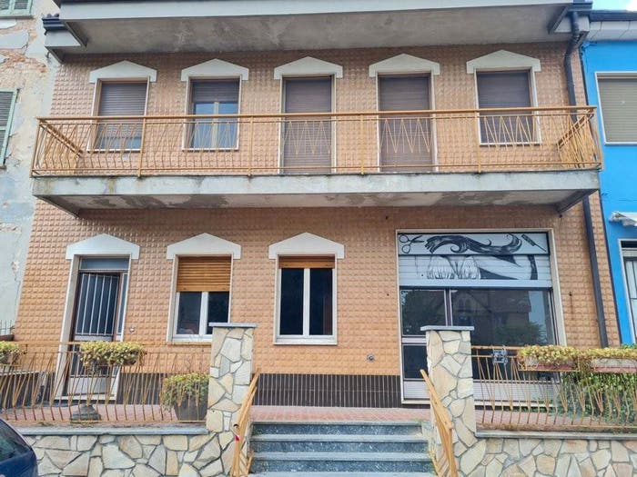 Casa con 6 locali in vendita in Piazza Dallapè, Centro, San Damiano al Colle
