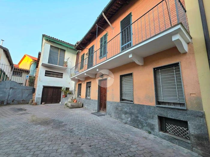 Appartamento trilocale in vendita in Via S Pietro, Centro Storico, Chieri