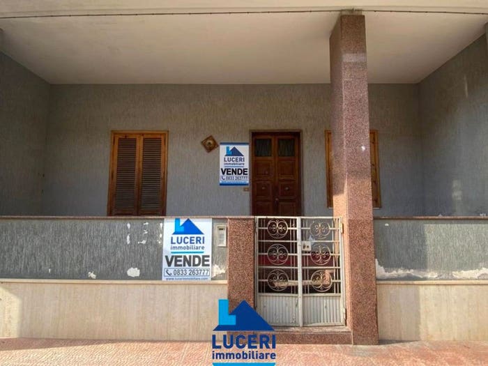 Appartamento con 6 locali in vendita in Via Campania, Centro, Galatina