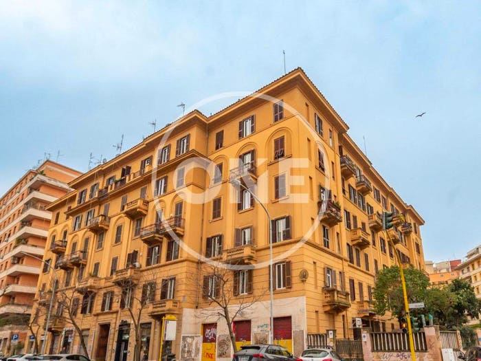 Appartamento quadrilocale in vendita in Via Taranto, Villa Fiorelli, Roma