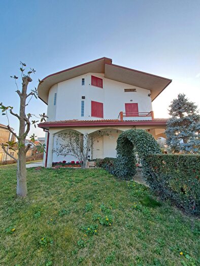 Casa con 9 locali in vendita in Villa Andreoli, Lanciano