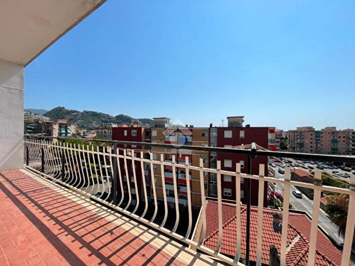 Appartamento trilocale in vendita in Piazza d'armi, Centro, Camporosso