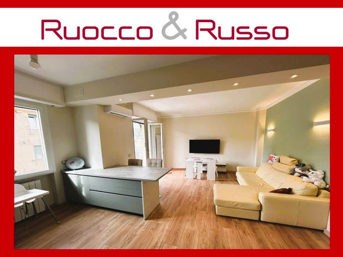 Appartamento trilocale in vendita in Via Silvio Bellotti, Marassi, Genova