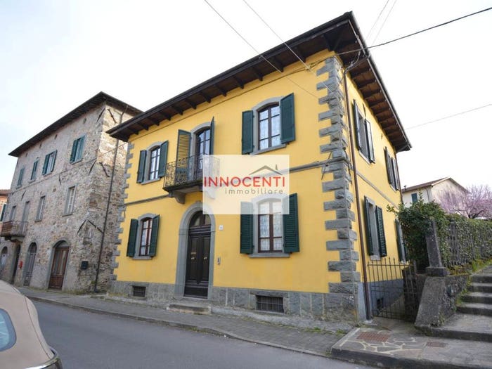 Casa con 6 locali in vendita in Via Giuseppe Garibaldi, Centro, Camporgiano
