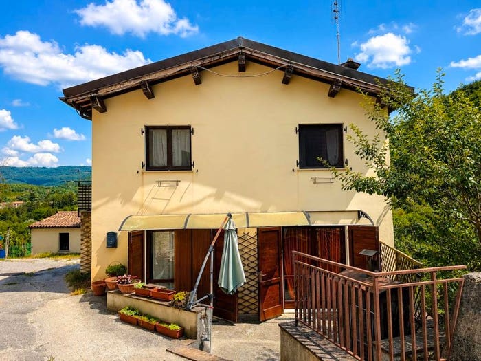 Casa con 6 locali in vendita in Sellano
