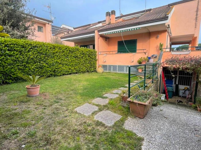 Casa con 6 locali in vendita in Via Flacca, Fondi