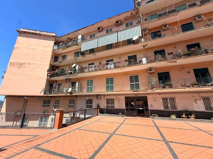 Appartamento con 6 locali in vendita in Via Michelangelo da Caravaggio, Fuorigrotta, Napoli