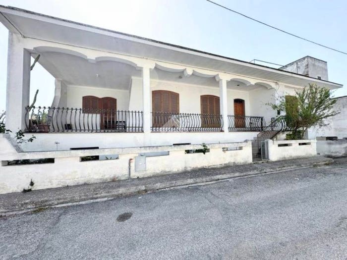 Casa con 6 locali in vendita in Via C Levi, Centro, Manduria