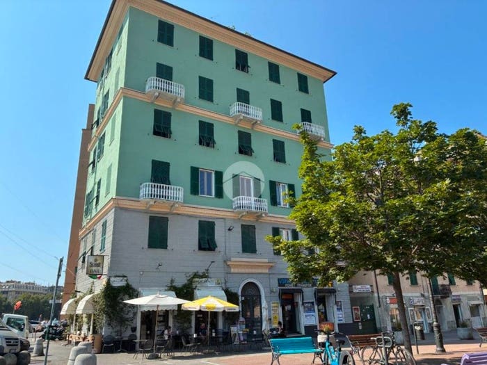 Appartamento quadrilocale in vendita in Piazza Romagnosi, Marassi, Genova