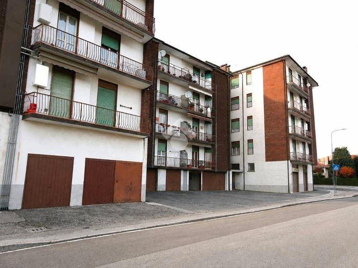 Appartamento trilocale in vendita in Via Giacomo Leopardi, Centro, Barzago