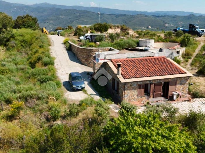 Casa quadrilocale in vendita in Castelvecchio, Imperia