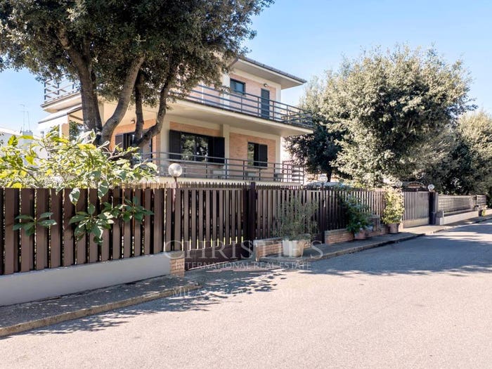 Casa con 6 locali in vendita in Via Rodi Garganico, Fregene, Fiumicino